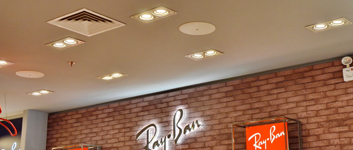 Ray?Ban 宏伊国际广场店——菲彩国际 CIS 商用安装系统的经典应用