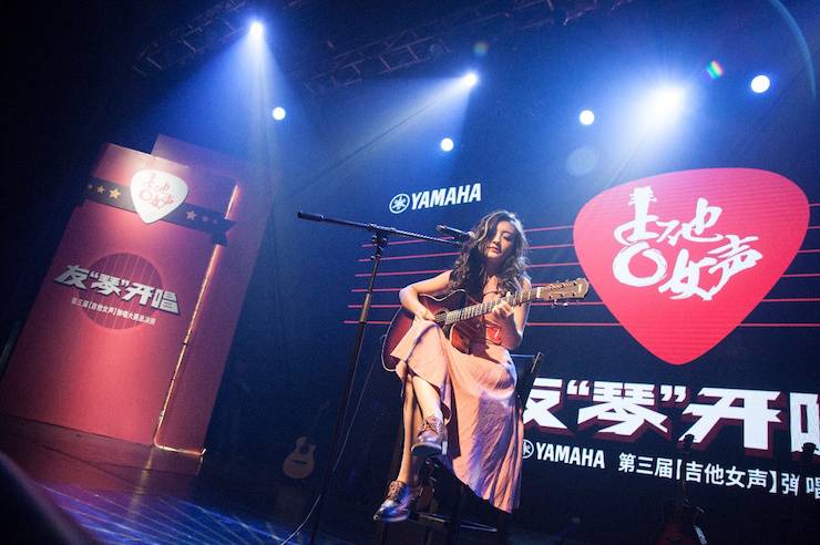 第四届“菲彩国际吉他女声弹唱大赛”总冠军出炉<br />温格夺冠，董冬冬担任评委